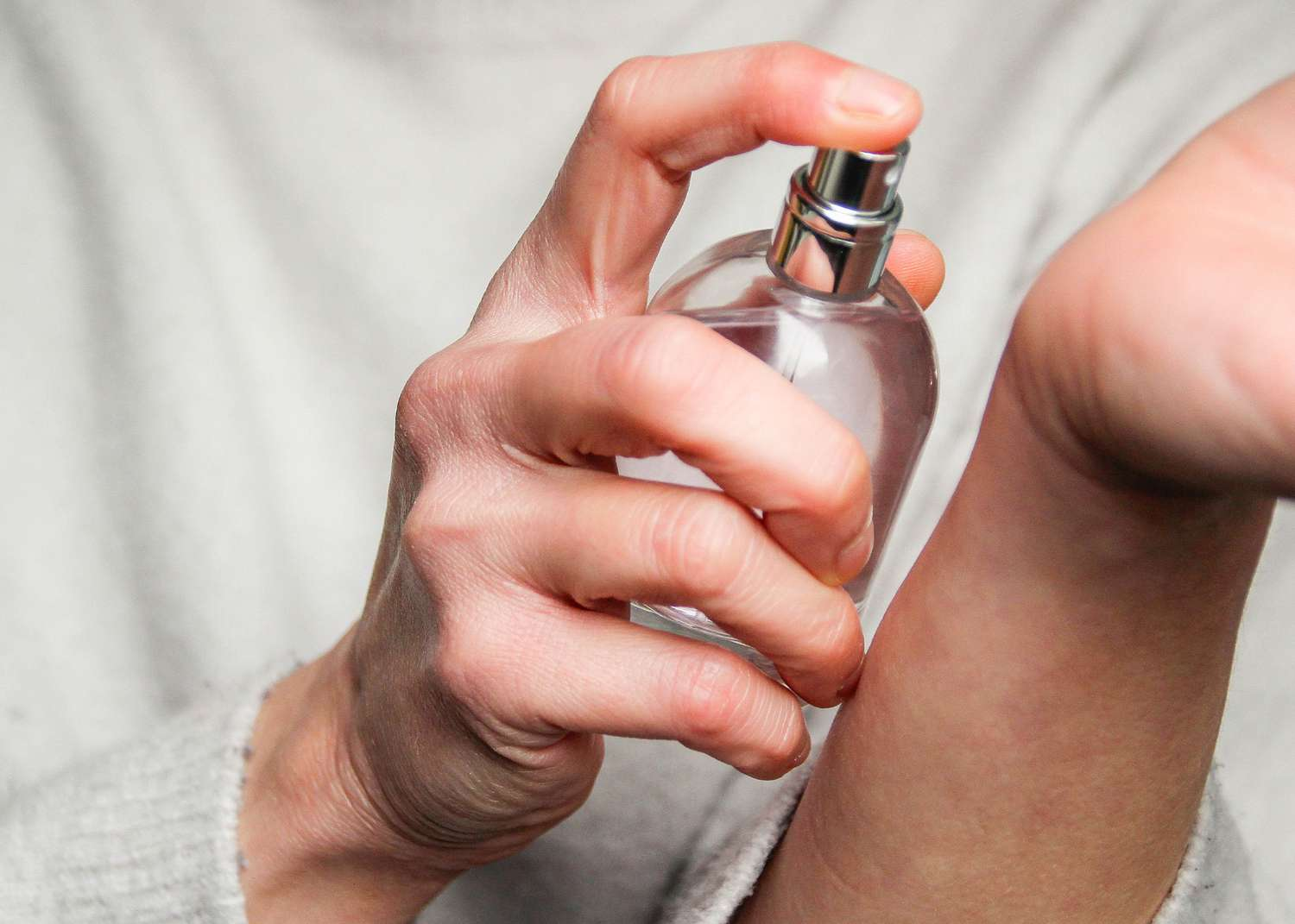 The Art of Wearing Perfume to Work Without Overdoing It